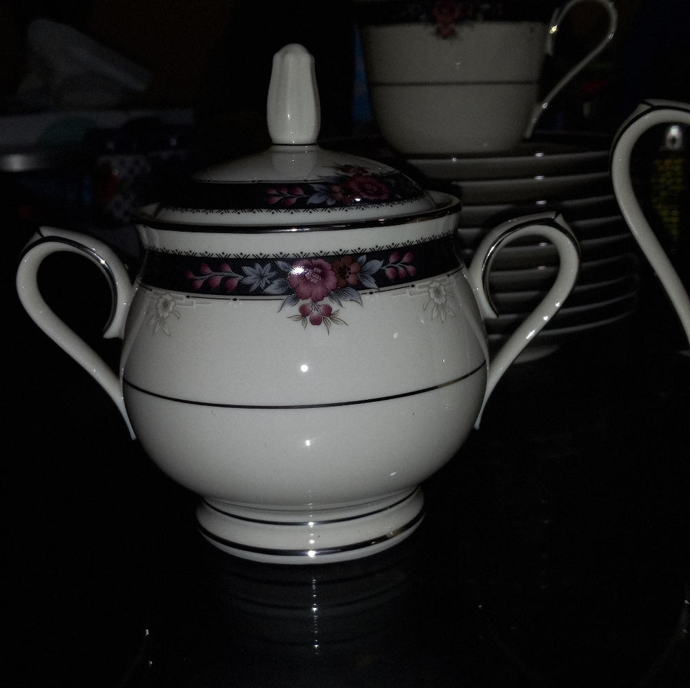 Noritake Etienne ivory china Cream and Sugar set w/ lid - Picture 3 of 5